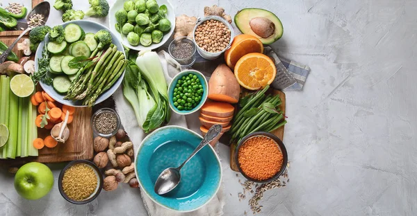 Taze Sağlıklı Vegan Vejetaryen Yemek Gri Arka Plan Üzerinde Diyet — Stok fotoğraf
