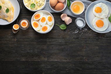 Cook yumurta koyu ahşap arka plan üzerinde yolları. Kopya alanı ile üstten görünüm