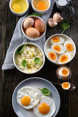 Cook yumurta koyu ahşap arka plan üzerinde yolları. Üstten görünüm