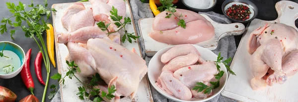 Différents Types Viande Poulet Crue Sur Fond Noir Une Alimentation — Photo