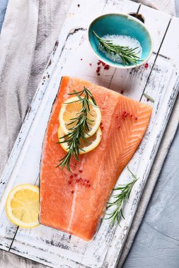 Çiğ somon fileto. Taze balık. Üstten Görünüm