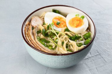 Asya şehriye çorbası, domuz eti, sebze ve kasede yumurta ile ramen. 