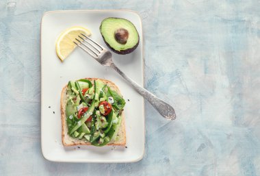 Avokado sandviç. Üstten Görünüm kopya alanı ile. Vejetaryen ve vegan gıda.