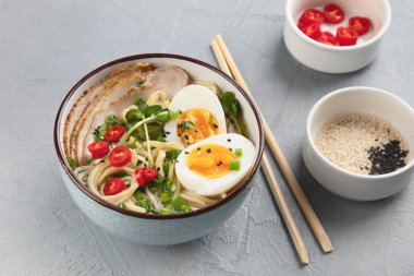 Asya şehriye çorbası, domuz eti, sebze ve kasede yumurta ile ramen. Üstten Görünüm. 