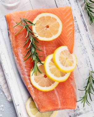 Çiğ somon fileto. Taze balık. Üstten Görünüm