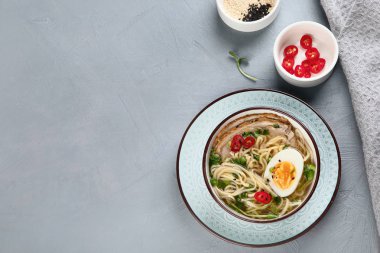 Asya şehriye çorbası, domuz eti, sebze ve kasede yumurta ile ramen. Kopya alanı ile Üstten Görünüm