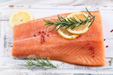 Çiğ somon fileto. Taze balık. Üstten Görünüm