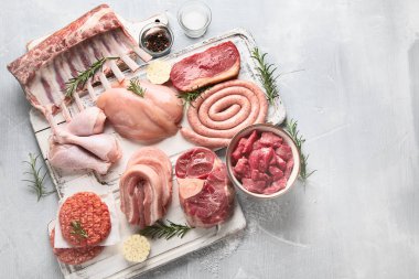 Çiğ et - sığır eti, domuz eti, kuzu, tavuk baharat ile. Kopya alanı ile Üstten Görünüm