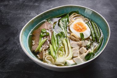 Asya sığır şehriye çorbası koyu arka plan üzerinde. 