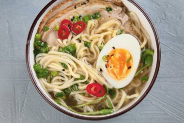 Asya şehriye çorbası, domuz eti, sebze ve kasede yumurta ile ramen. Üstten Görünüm. 