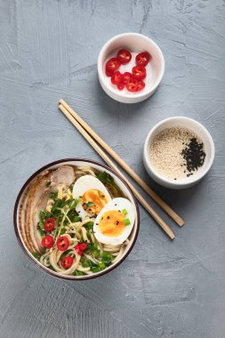 Asya şehriye çorbası, domuz eti, sebze ve kasede yumurta ile ramen. Üstten Görünüm. 
