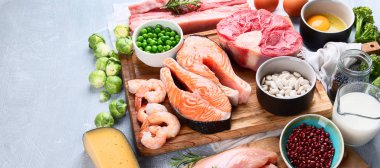 Yüksek proteinli besinleri. Sağlıklı beslenme ve diyet kavramı. Kopya alanı ile görüntü