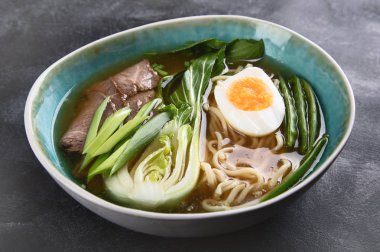 Asya sığır şehriye çorbası koyu arka plan üzerinde. 