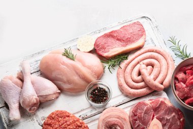 Çiğ et - sığır eti, domuz eti, kuzu, tavuk baharat ile. Kopya alanı ile Üstten Görünüm