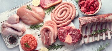 Çiğ et - sığır eti, domuz eti, kuzu, tavuk baharat ile. Üstten Görünüm kopya alanı ile. Panorama, afiş