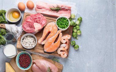 Yüksek proteinli besinleri. Sağlıklı beslenme ve diyet kavramı. Kopya alanı ile Üstten Görünüm