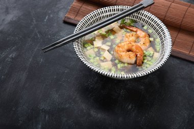 Karides ile Japonca veya Çince miso çorbası. Asya mutfağının kavramı. Kopya alanı ile görüntü