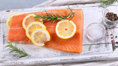 Çiğ somon fileto. Taze balık. Üstten Görünüm