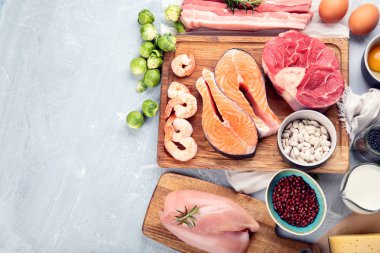 Yüksek proteinli besinleri. Sağlıklı beslenme ve diyet kavramı. Kopya alanı ile Üstten Görünüm