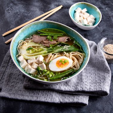 Asya sığır şehriye çorbası koyu arka plan üzerinde. 