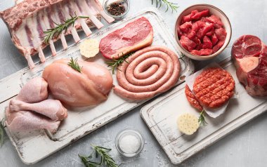 Çiğ et - sığır eti, domuz eti, kuzu, tavuk baharat ile. Üstten Görünüm