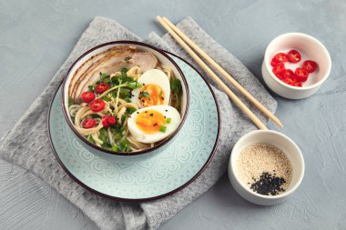 Asya şehriye çorbası, domuz eti, sebze ve kasede yumurta ile ramen. Üstten Görünüm. 
