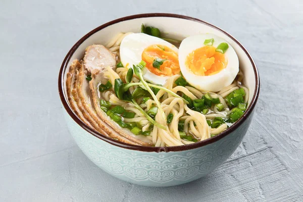 Asiatische Nudelsuppe Ramen Mit Schweinefleisch Gemüse Und Schüssel — Stockfoto