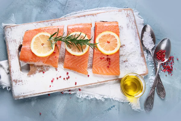 Daging Salmon Mentah Ikan Segar Tampilan Atas Dengan Lemon Dan — Stok Foto