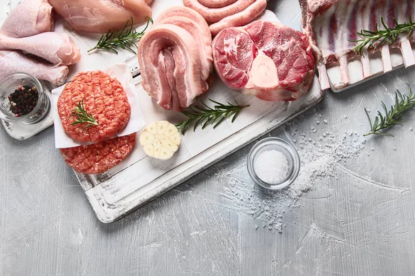 Çiğ et - sığır eti, domuz eti, kuzu, tavuk baharat ile. Kopya alanı ile Üstten Görünüm