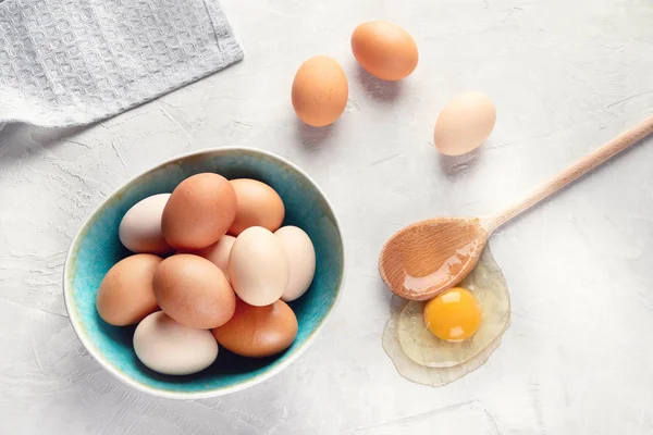 Huevos Frescos Pollo Granja Sobre Fondo Gris Vista Superior — Foto de Stock