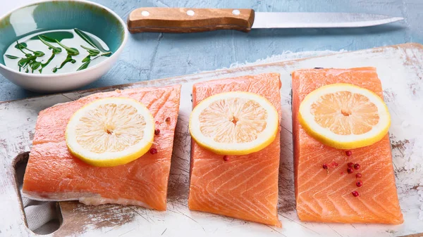 Filé Salmão Cru Peixe Fresco Com Limão Alecrim — Fotografia de Stock