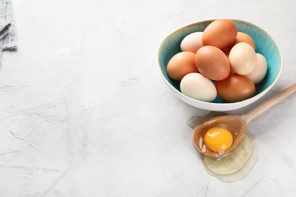 Huevos Frescos Pollo Granja Sobre Fondo Gris Imagen Con Espacio —  Fotos de Stock