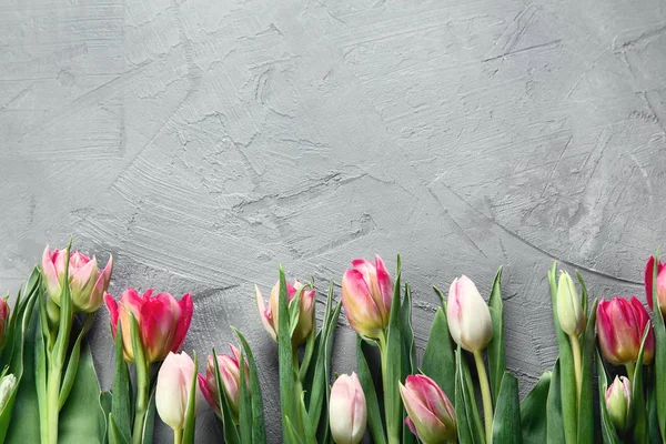 Flores Frescas Tulipán Sobre Mesa Gris Vista Superior Con Espacio —  Fotos de Stock