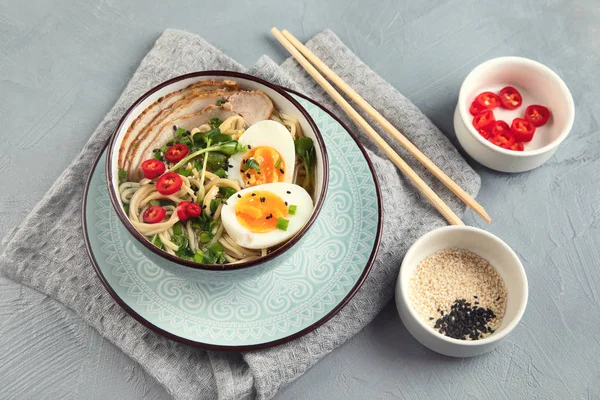 亚洲面条汤 拉面与猪肉 蔬菜和鸡蛋在碗里 顶视图 — 图库照片