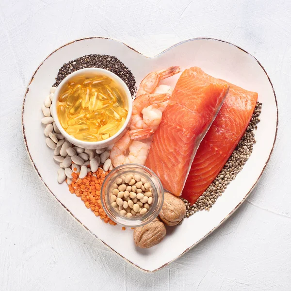 Omega 3 kalp içinde kaynakları plaka şekil — Stok fotoğraf