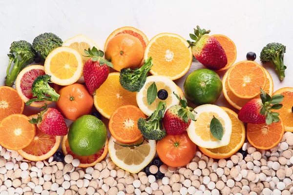 Vitamine in Obst und Gemüse und Vitaminpillen — Stockfoto