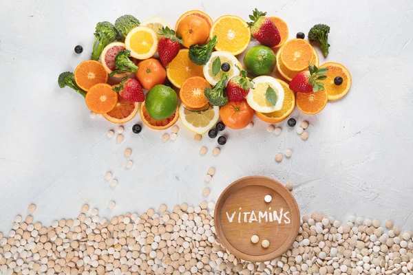 Vitaminer i frukt och grönsaker och vitamin piller — Stockfoto