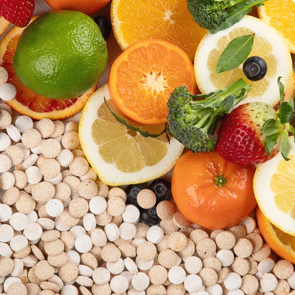 Vitaminer i frukt och grönsaker och vitamin piller — Stockfoto