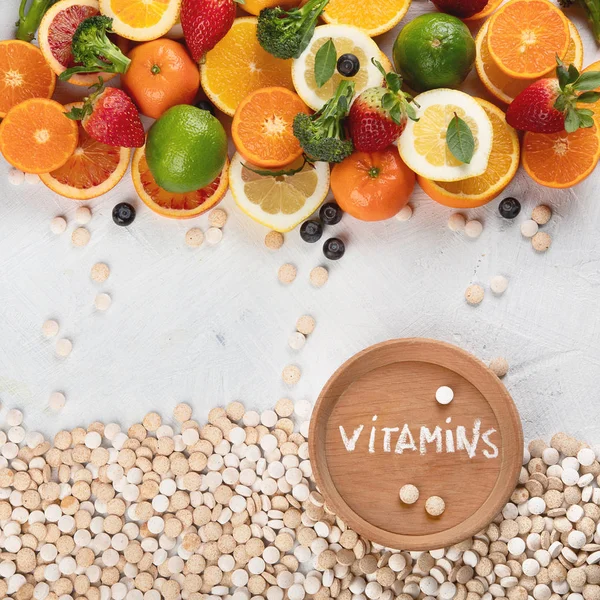 Vitaminen in groenten en fruit en vitamine pillen — Stockfoto