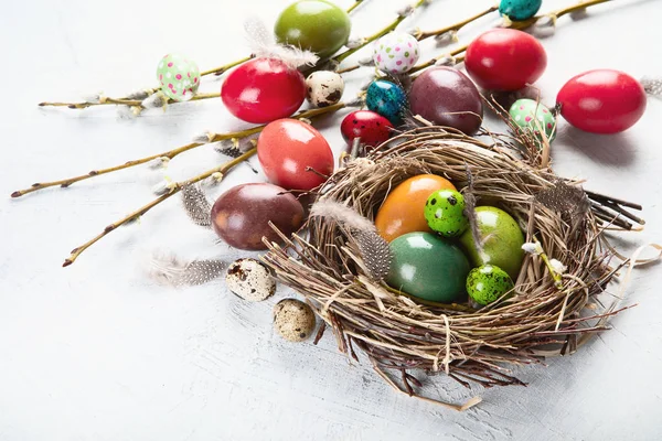 Huevos de Pascua en el nido — Foto de Stock