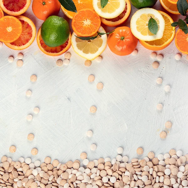 Colorful of citrus fruits and vitamin pills — Stock Photo, Image