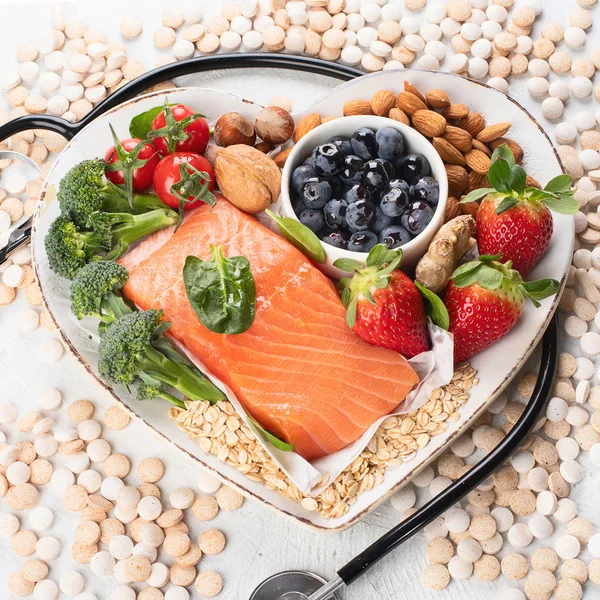 Food for healthy heart and pills — Stock Photo, Image