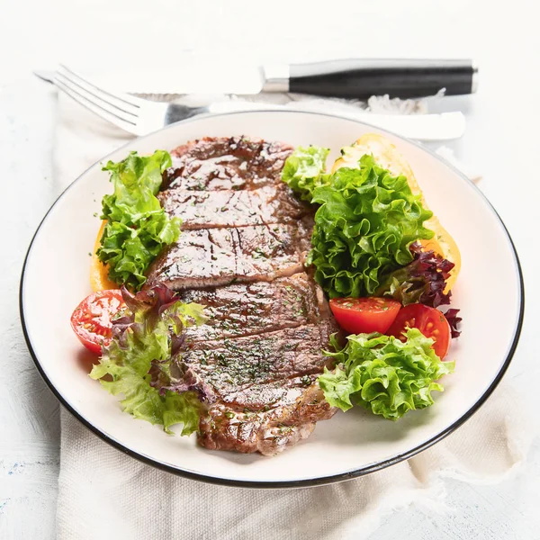 Carne a la parrilla y verduras frescas en el plato — Foto de Stock