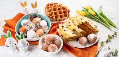 Şenlikli Paskalya masası ayarı. Üst te. Panorama, afiş