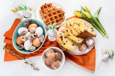 Şenlikli Paskalya masası ayarı. Üstte görüntü