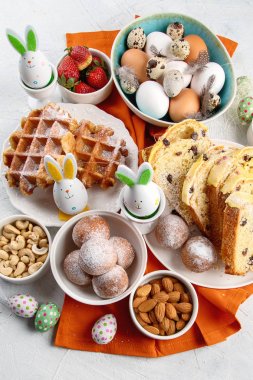 Şenlikli Paskalya masası ayarı. Üstte görüntü 