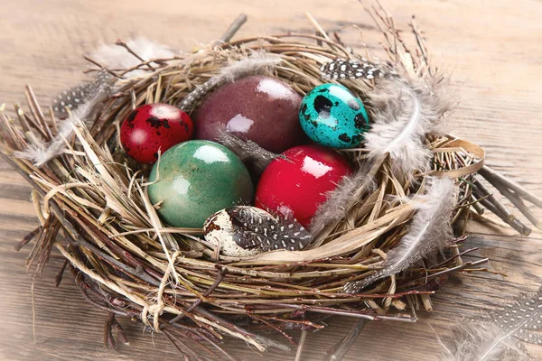 Ostereier Nest Auf Einem Hölzernen Hintergrund Frohe Ostern — Stockfoto