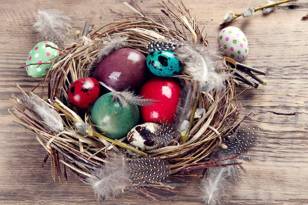 在木质背景的巢中的复活节彩蛋 复活节快乐顶部视图 — 图库照片