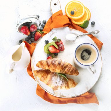 Kahvaltıda taze kruvasan ve kahve.