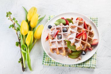 Taze meyve ile geleneksel Belçika waffle